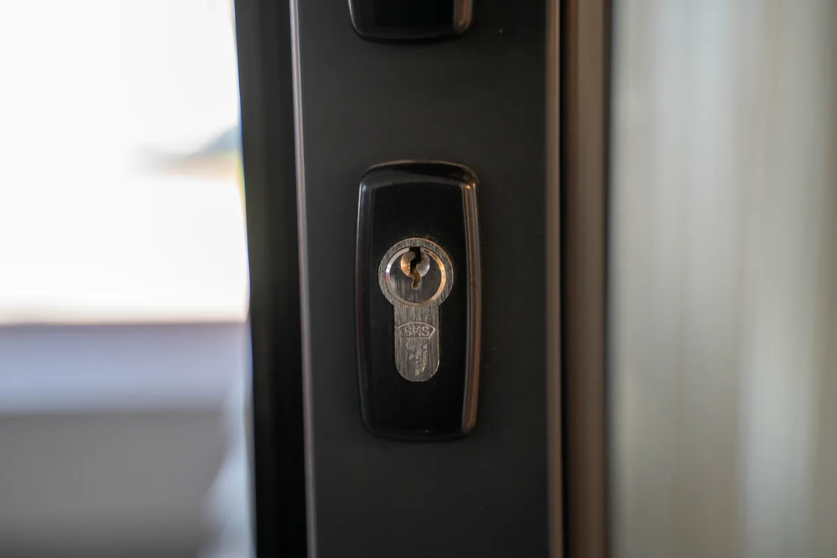 Gros plan sur le cylindre de serrure d'une porte de sécurité